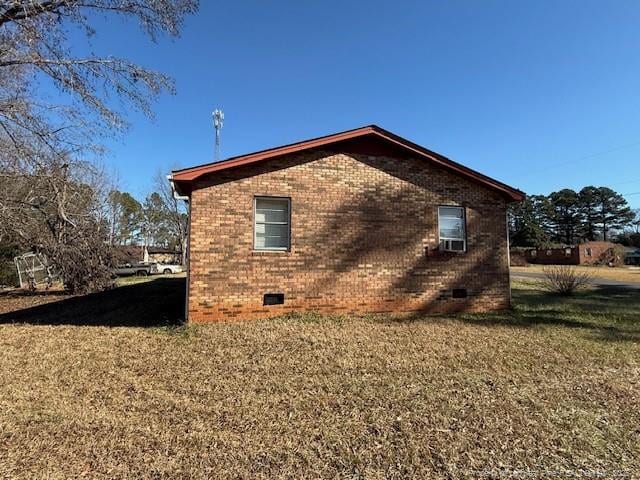 view of side of property featuring a lawn