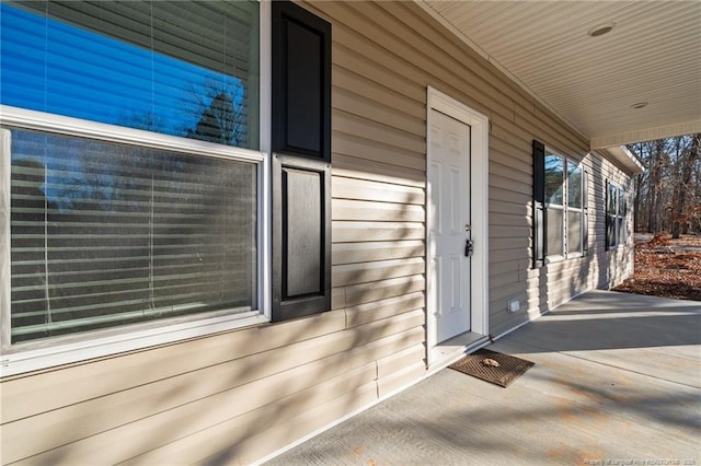 doorway to property featuring covered porch