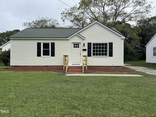 view of front of property featuring a front lawn