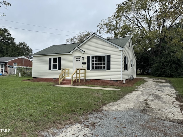 view of front of property featuring a front lawn