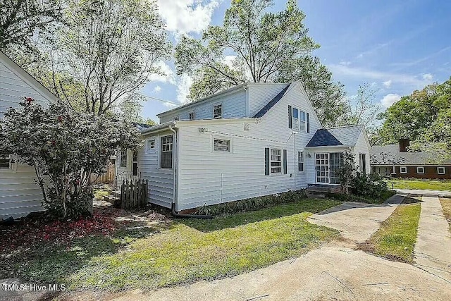 view of front of home with a front lawn