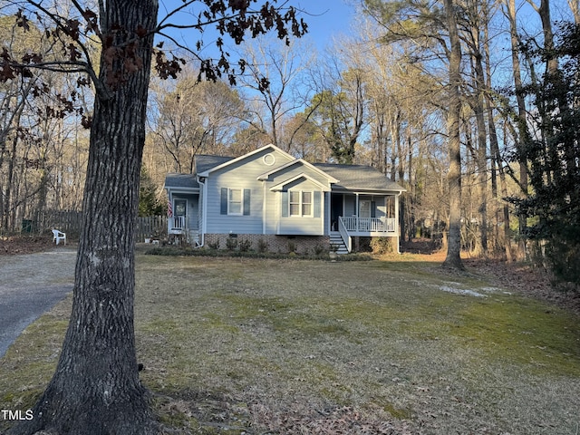 view of front facade featuring a porch and a front lawn