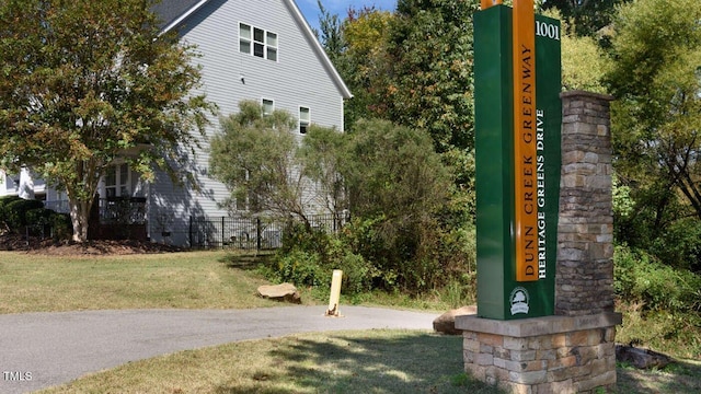 view of property's community featuring a yard