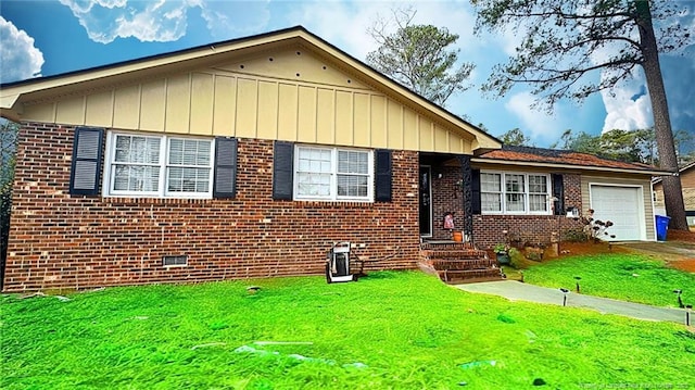 view of front facade featuring a garage and a front yard