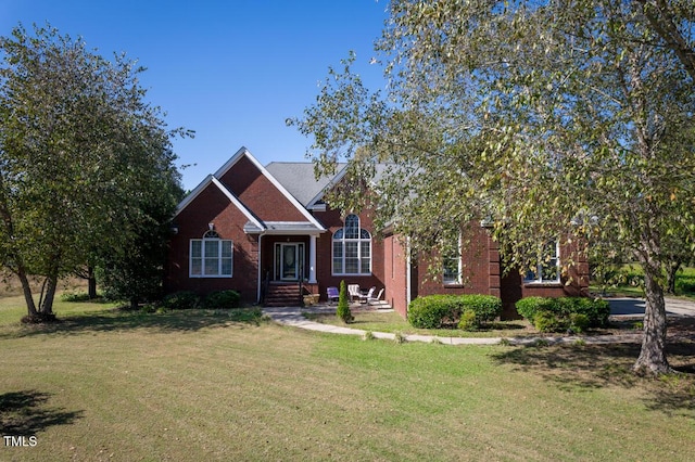 view of front facade featuring a front lawn