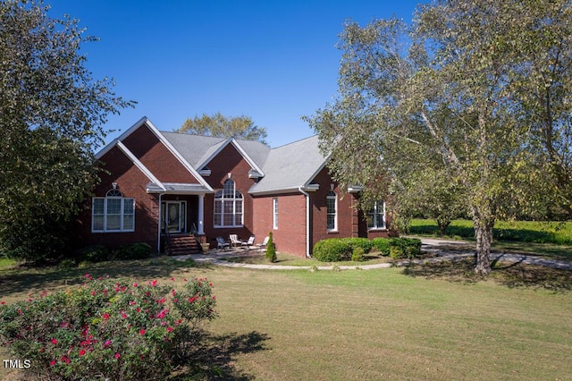 view of front facade featuring a front yard