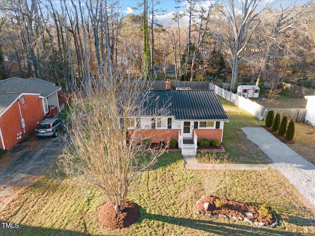 view of front of home featuring a front yard