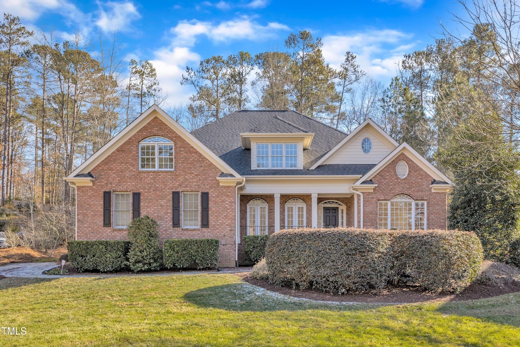 front of property featuring a front lawn