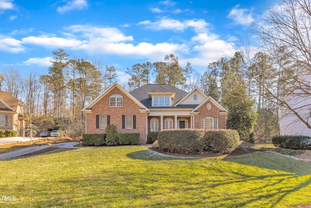 view of front of property featuring a front lawn