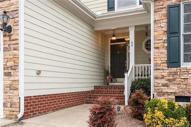 property entrance featuring crawl space