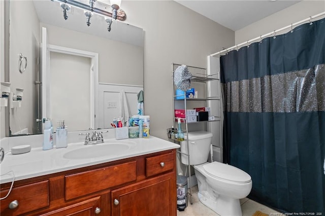 full bath featuring vanity, curtained shower, and toilet