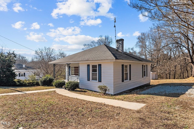 view of front facade featuring a front yard