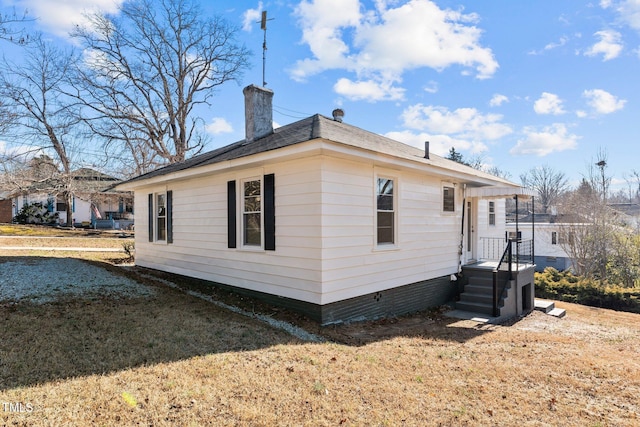 view of side of property featuring a lawn