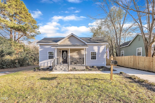 view of front of house featuring a front lawn