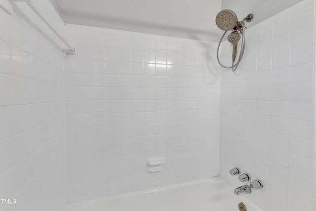 room details featuring tiled shower / bath combo