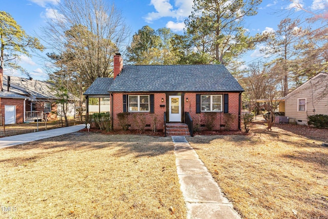 bungalow-style house featuring a front lawn