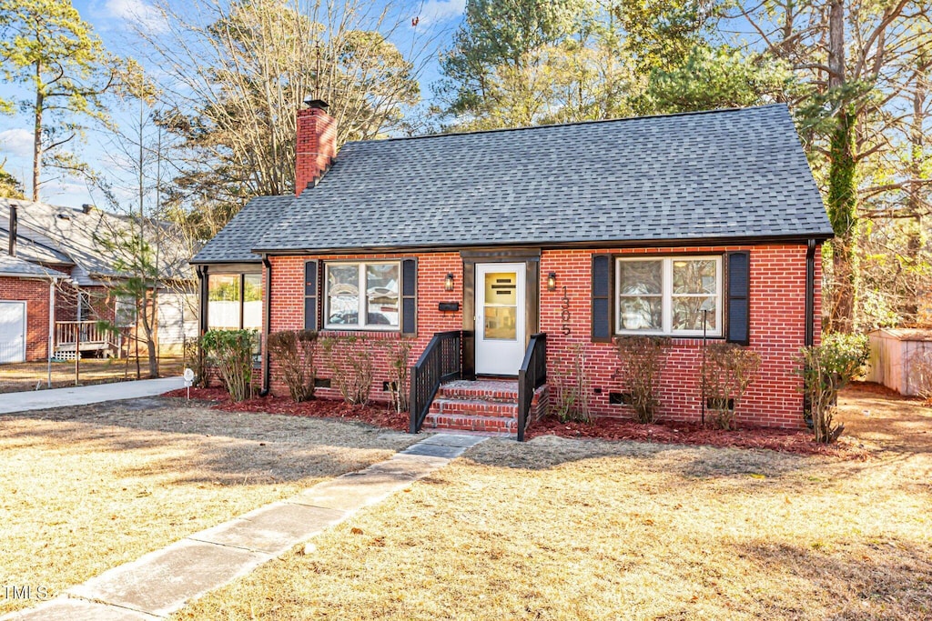 bungalow-style home featuring a front lawn