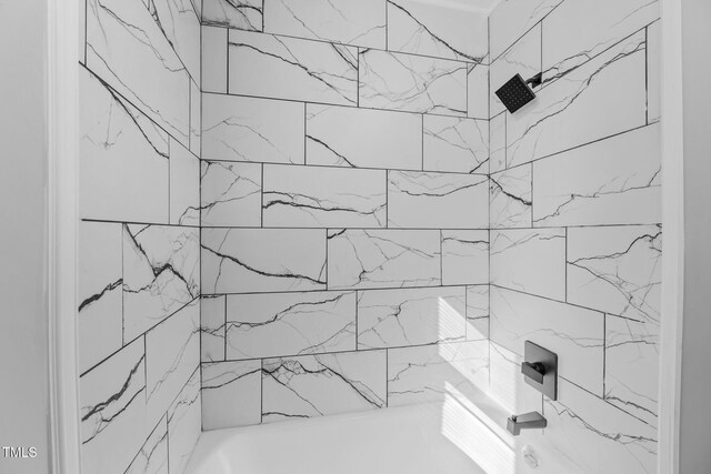 bathroom featuring tiled shower / bath combo