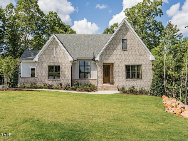 view of front facade featuring a front lawn