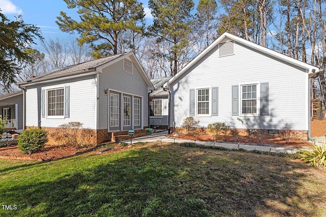 view of front of property featuring a front lawn