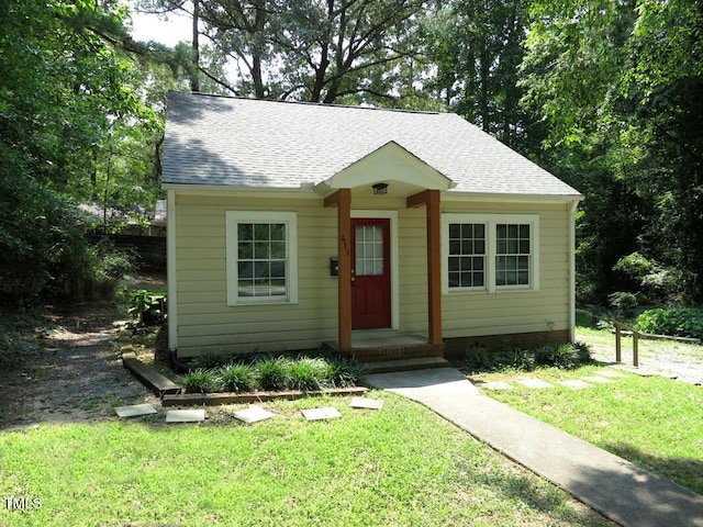 view of front facade featuring a front lawn