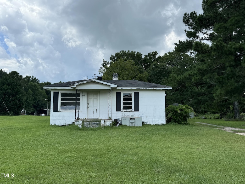 view of front facade featuring a front yard