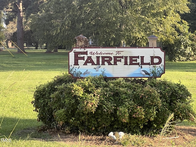 community / neighborhood sign featuring a lawn