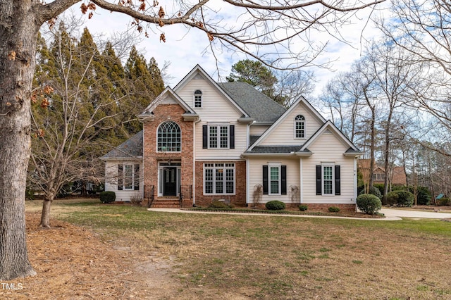 view of front of property featuring a front lawn