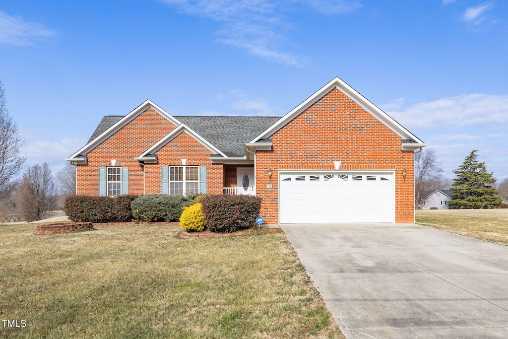 view of front facade featuring a garage and a front yard