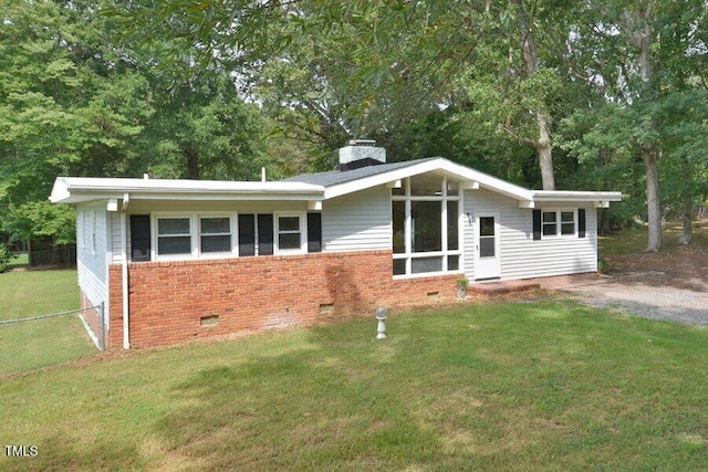 single story home with a front lawn