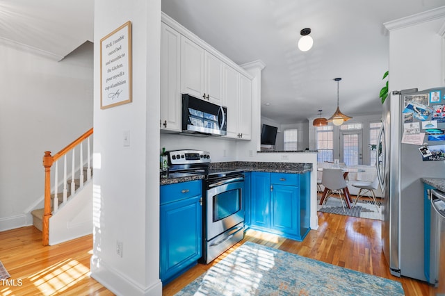 kitchen featuring stainless steel appliances, light hardwood / wood-style floors, crown molding, white cabinetry, and blue cabinets