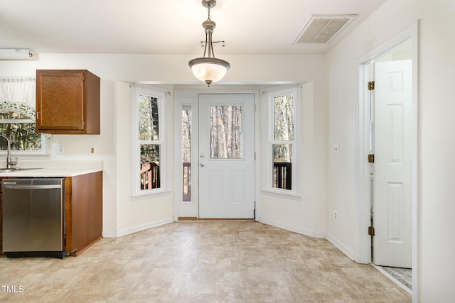 entryway featuring sink