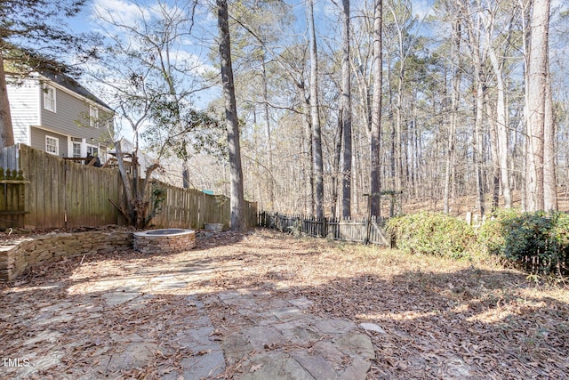 view of yard featuring a fire pit