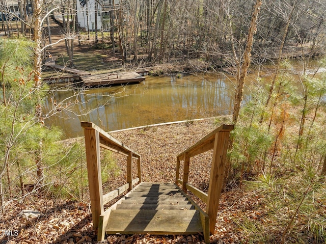 view of yard featuring a water view