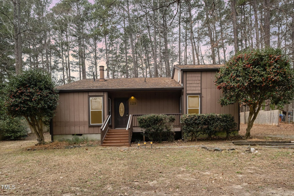 view of front of house featuring a lawn