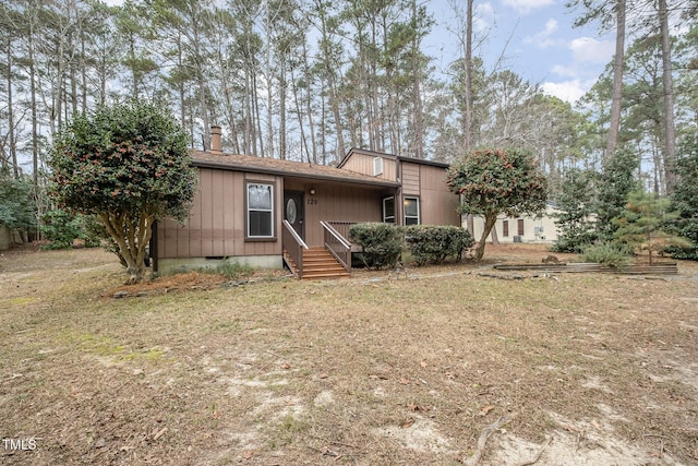 view of front of house with a front lawn