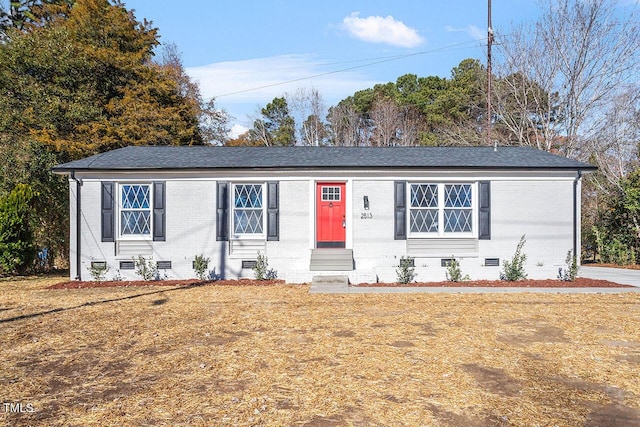 view of front facade featuring a front lawn