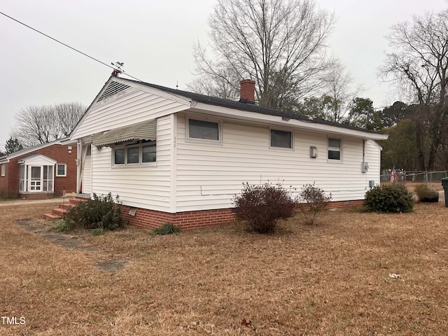 view of side of property featuring a yard