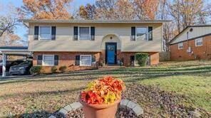 view of front of property featuring a front yard