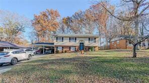 view of front of property featuring a front lawn