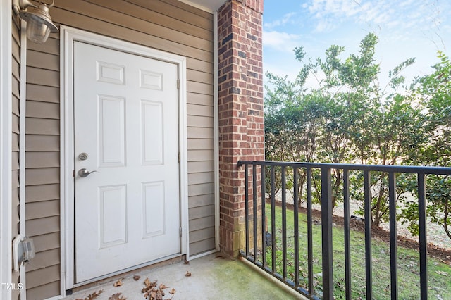 property entrance featuring a balcony