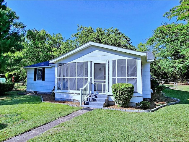 view of front facade featuring a front yard