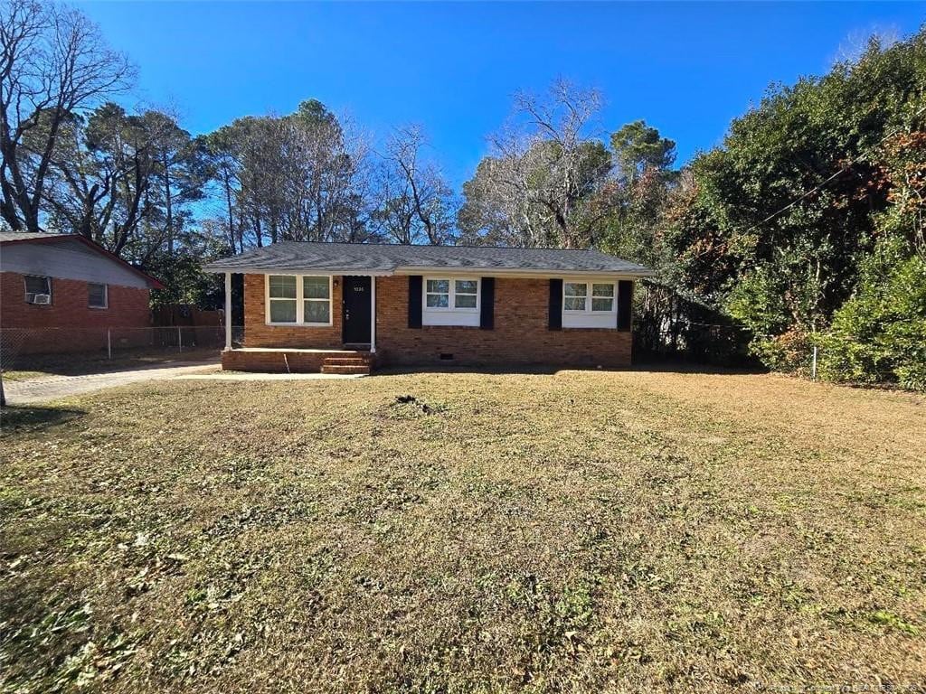 single story home featuring a front yard