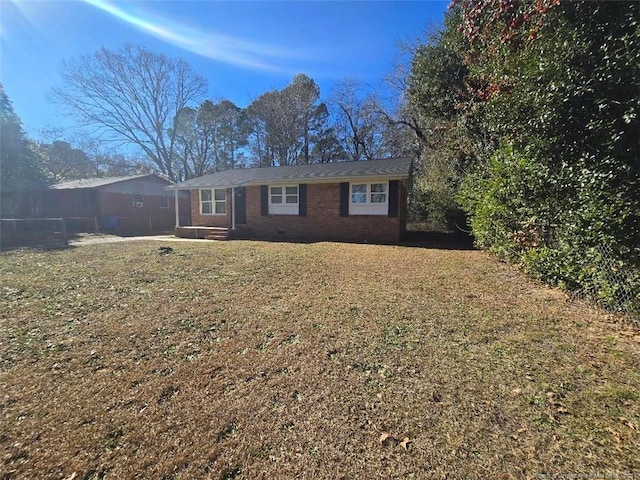 ranch-style home featuring a front lawn