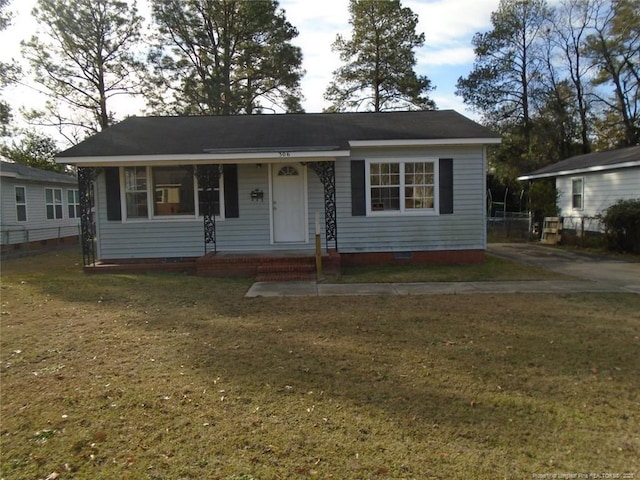 view of front of house featuring a front lawn