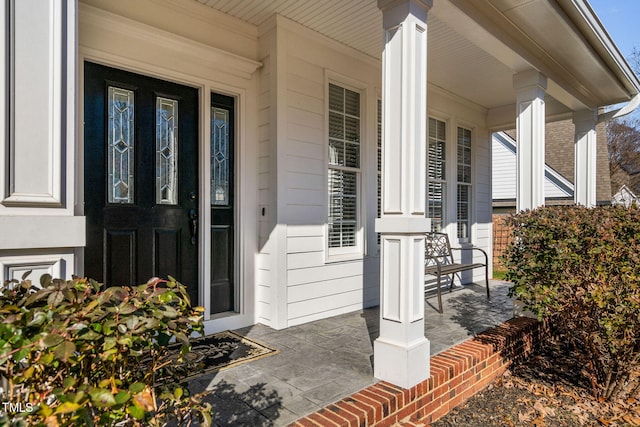 property entrance featuring a porch