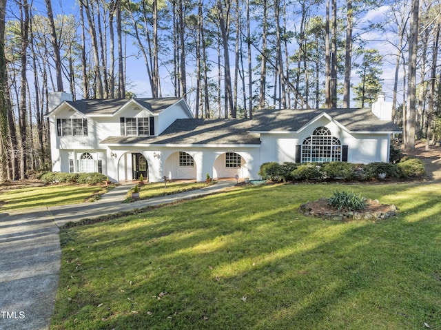 view of front of house featuring a front yard