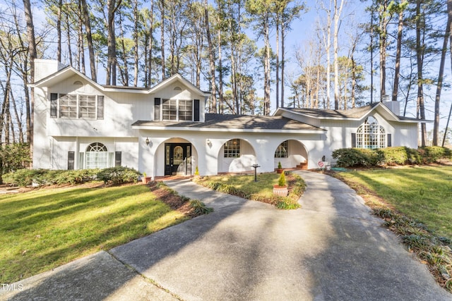 view of front of home featuring a front yard