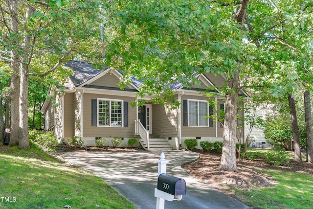 view of front of home featuring a front yard