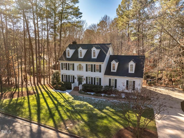 view of front facade featuring a front lawn